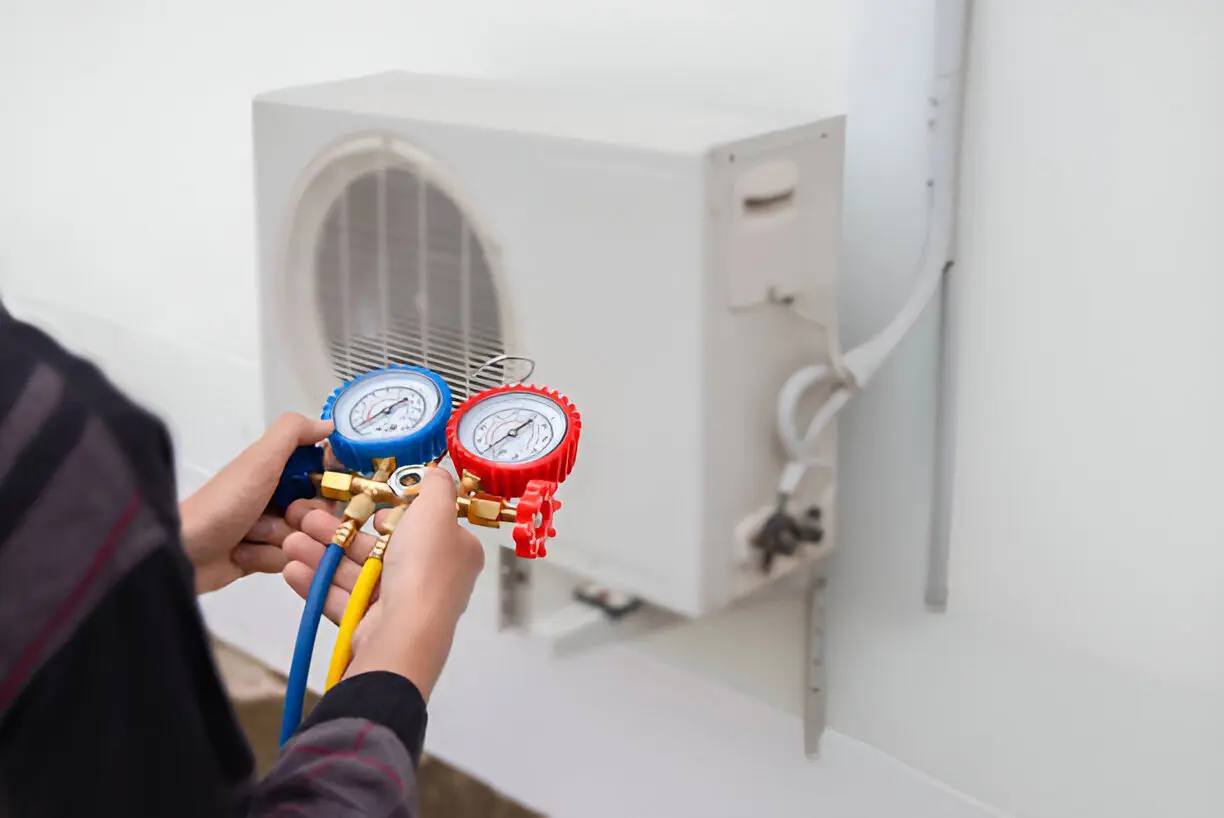 Home 8 Conditioning Contractor in Tampa diagnosing emergency AC breakdown
